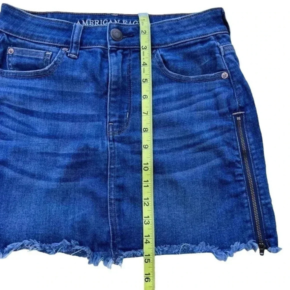 WOMEN’S AMERICAN EAGLE OUTFITTERS DENIM MINI SKIRT•SIZE 4 DARK WASH• - Picture 4 of 5